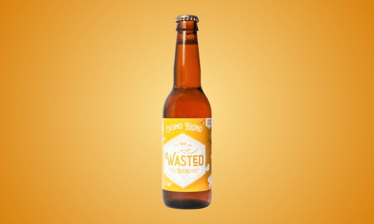 Wasted Beers Casino Blond flesje op achtergrond